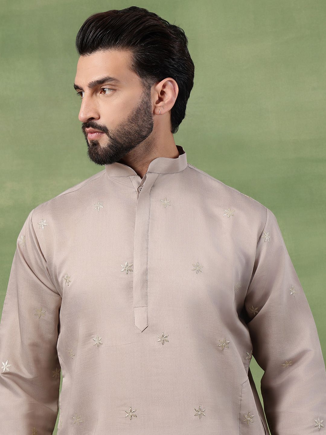 SOJANYA Men Floral Embroidered Kurta