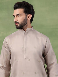 SOJANYA Men Floral Embroidered Kurta