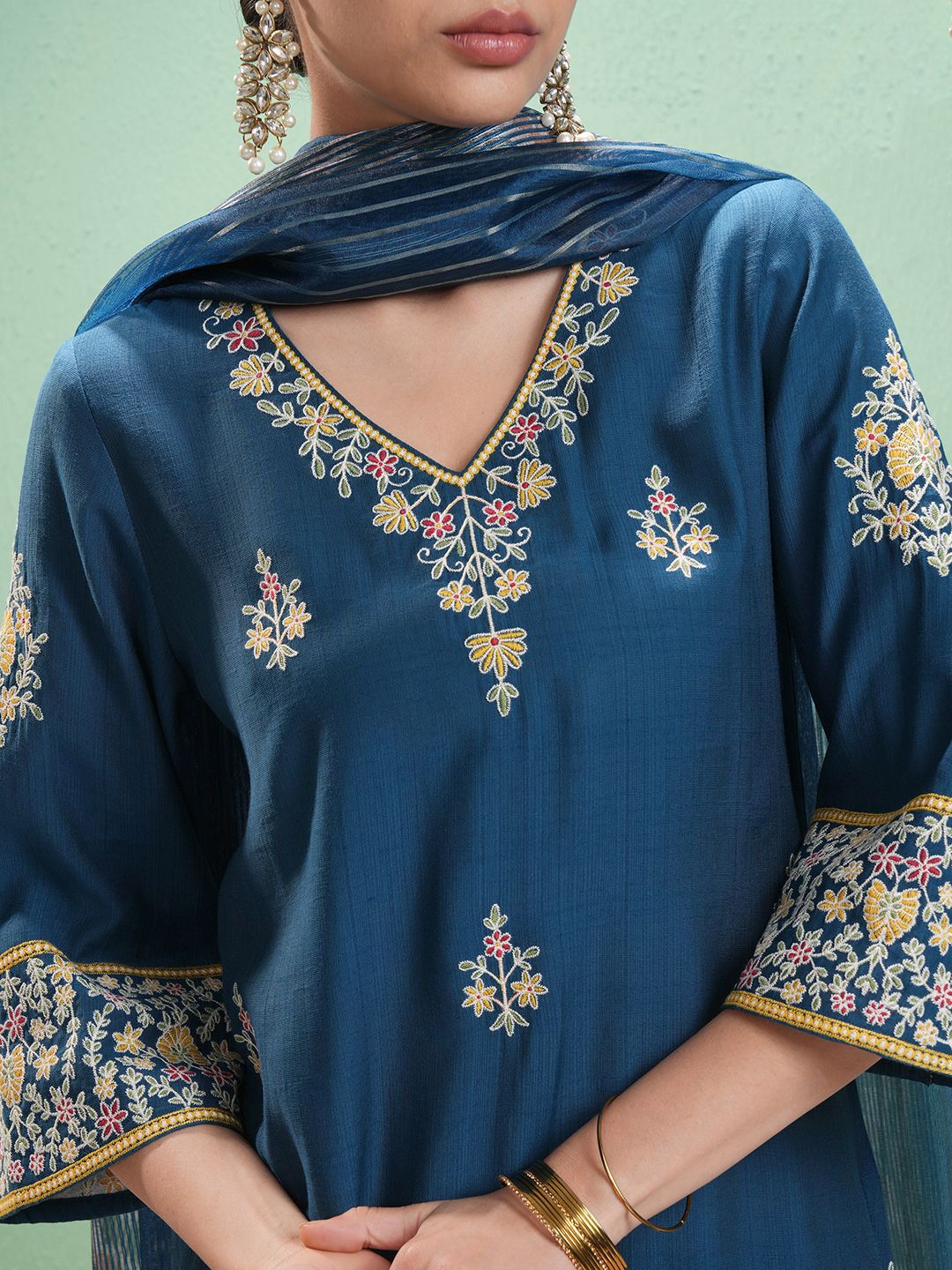 Vishudh Women Floral Embroidered Regular Thread Work Kurta with Trousers & With Dupatta