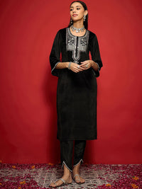Shae by SASSAFRAS Women Embroidered Grandeur & Majestic Artwork Velvet Kurta