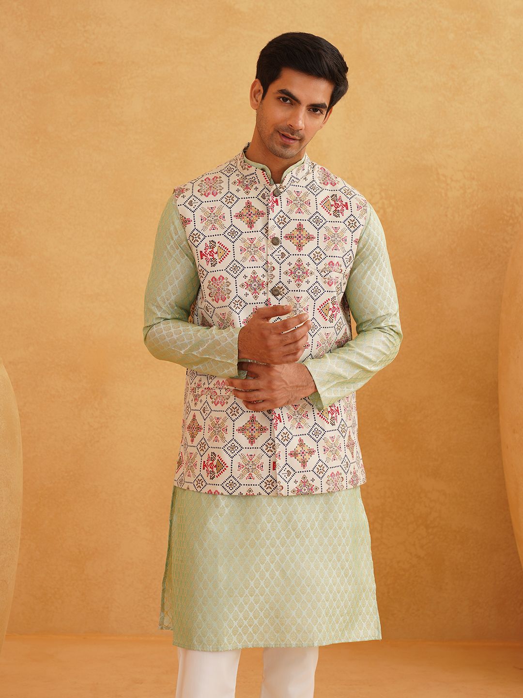 SOJANYA Motif Etnik Reka bentuk tenunan Kurta Kolar Mandarin Dengan Jaket Churidar Dan Nehru
