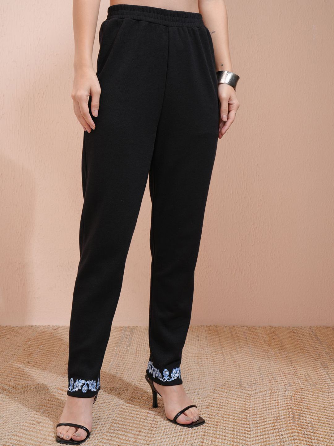 Vishudh Black Floral Printed Mandarin Collar Straight Kurta With Trousers