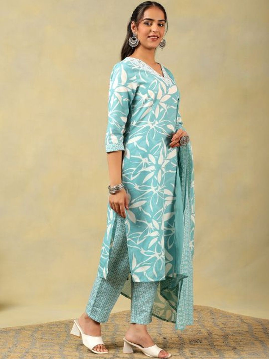 Mamicha Women Floral Printed Regular Pure Cotton Kurta with Trousers & With Dupatta