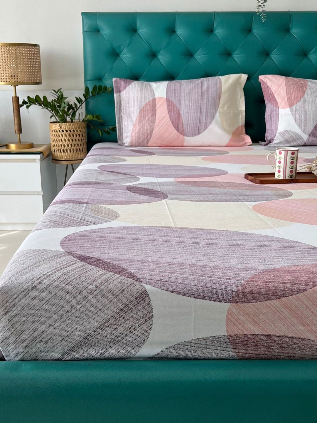 URBAN SPACE Pink & White Geometric 200 TC Queen Bedsheet with 2 Pillow Covers