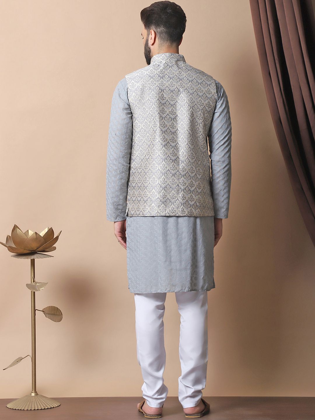 Anouk Grey Floral Sulam Benang Berfungsi Kurta Kapas Tulen dengan Jaket Churidar & Nehru