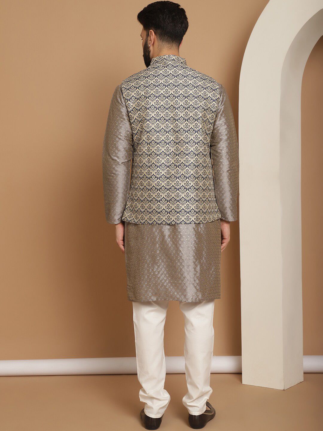 Motif Etnik Kelabu Anouk Rekaan Tenun Kurta Lurus Dengan Jaket Churidar & Nehru
