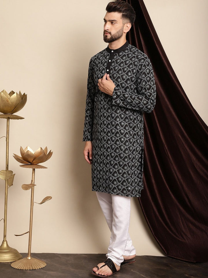 Motif Etnik Anouk Bersulam Kurta Kapas Tulen Labuci dengan Churidar