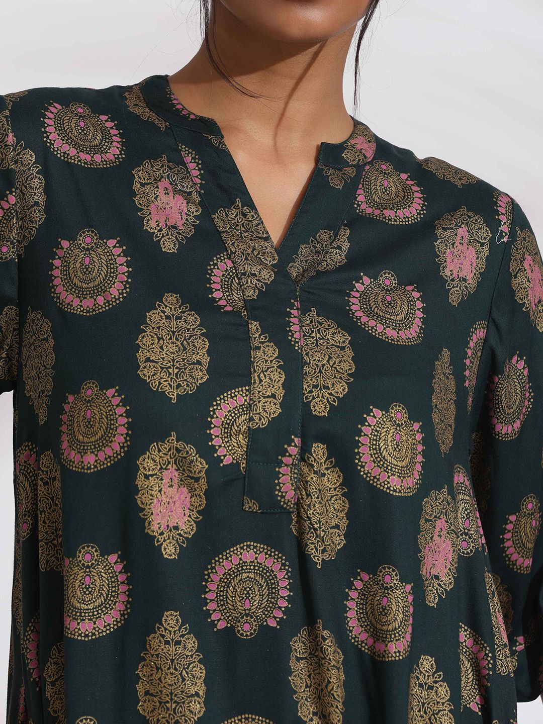trueBrowns Floral Printed Straight Kurta with Trousers
