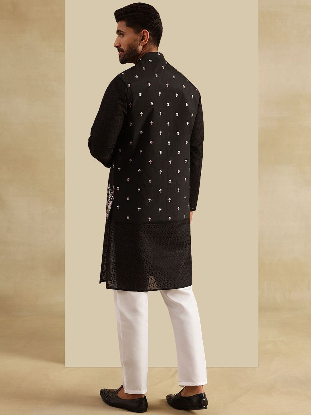 SOJANYA Men Embroidered Regular Pure Cotton Kurta with Pyjamas