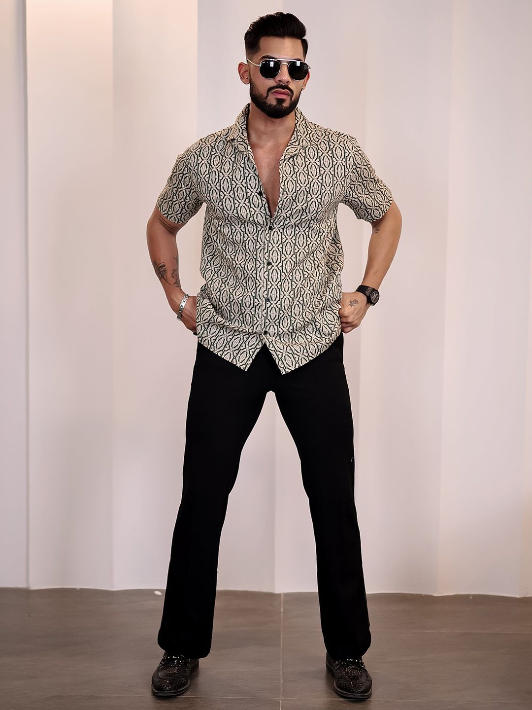 Baju Kasual Kapas Kolar Cuba Eszett Bercetak Abstrak