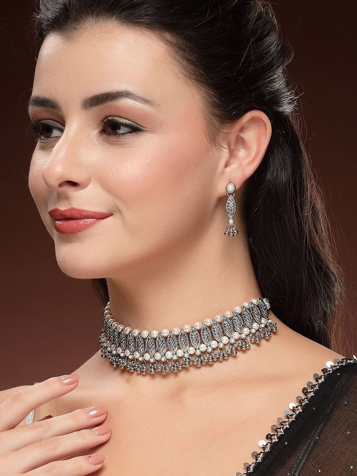 Karatcart Reka bentuk daun teroksida perak Kundan Kundan Studded & Beaded Choker Jewellery Set