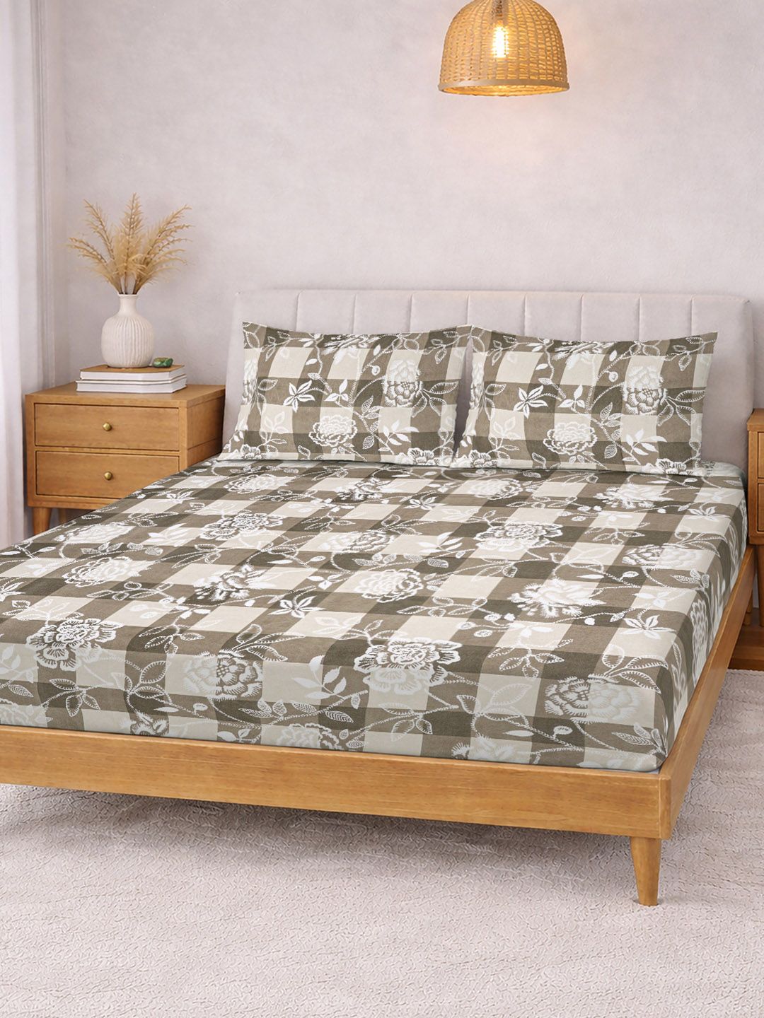 KLOTTHE Beige & White Printed 300 TC Double Bedsheet With 2 Pillow Covers- 2.5 m x 2.25 m