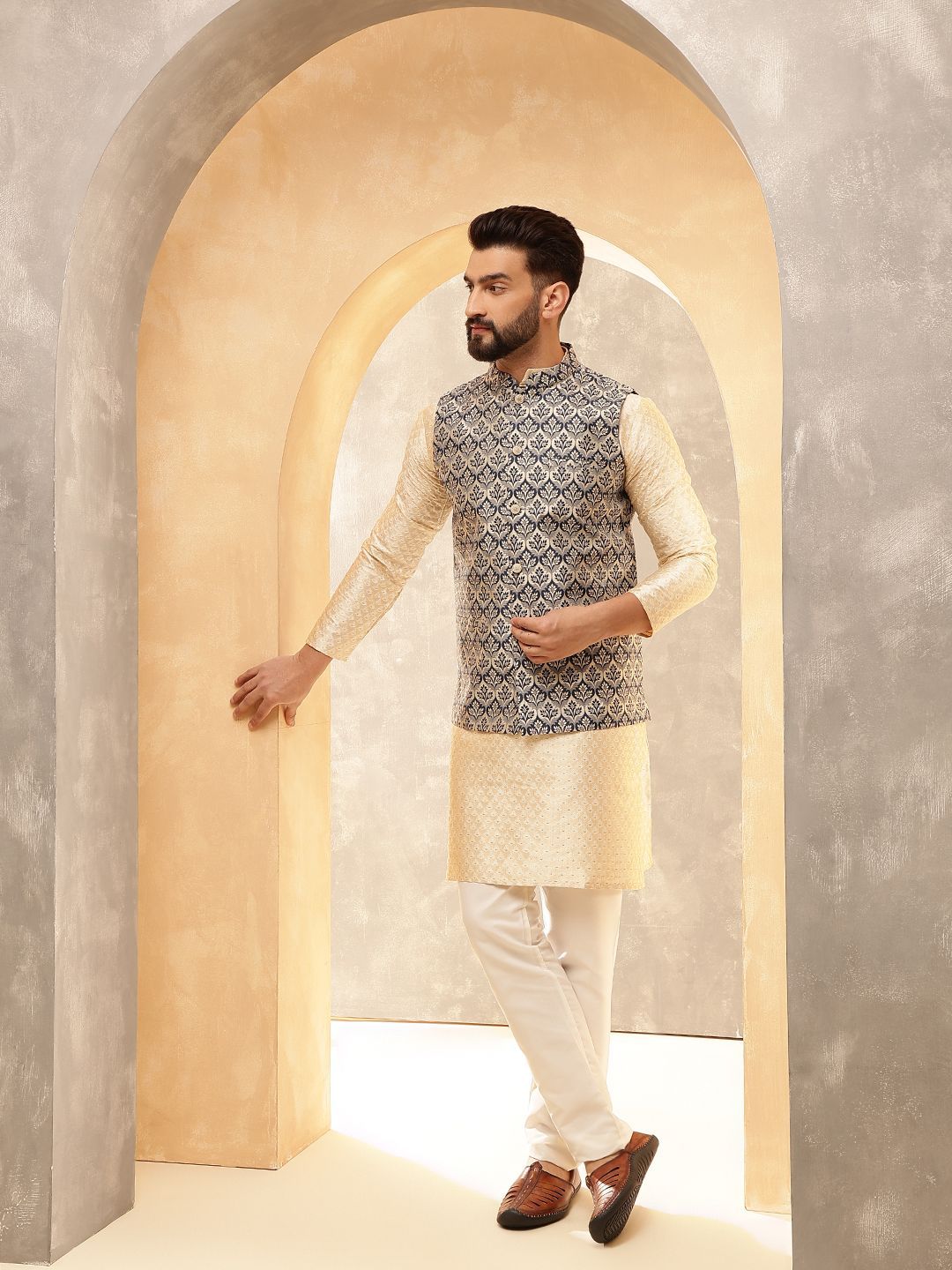 Anouk Beige Woven Design Jacquard Silk Straight Kurta Dengan Piyama Dan Jaket Nehru