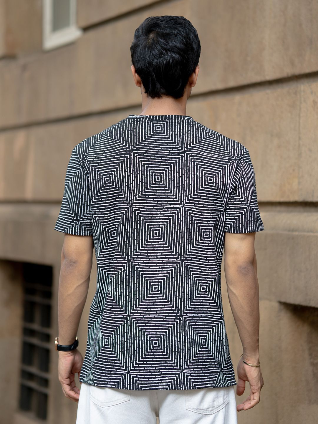 Powerlook Men Black & White Maze Printed Henley Neck T-shirt