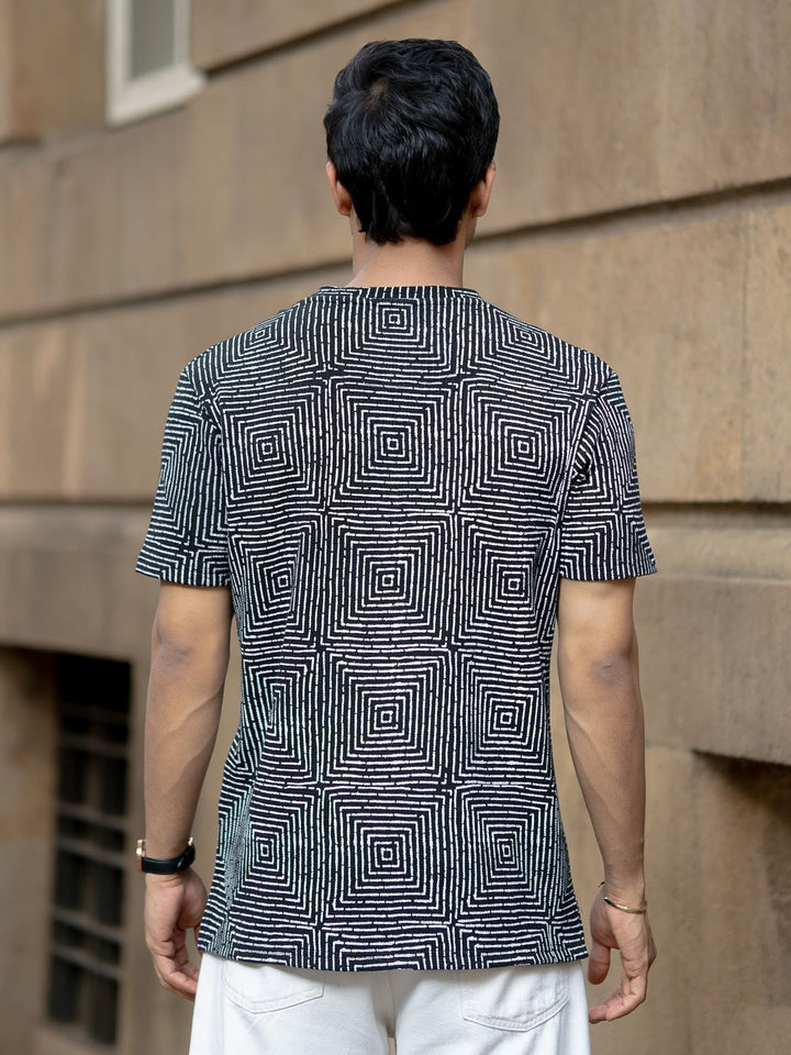 Powerlook Men Black & White Maze Printed Henley Neck T-shirt