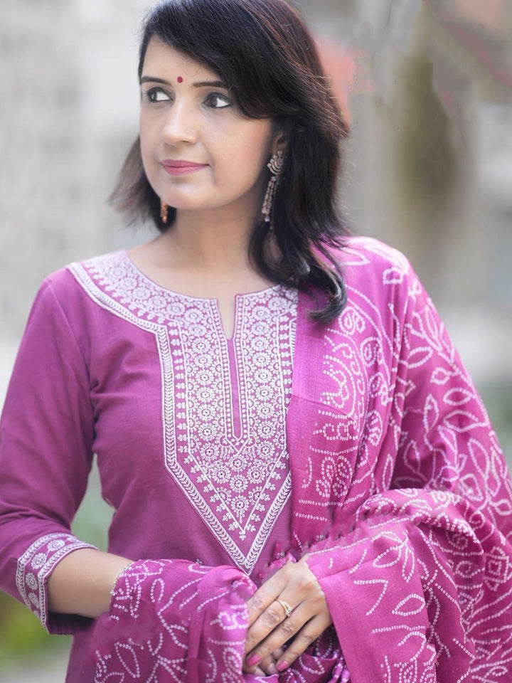 Kalini Floral Comal Nech-Neck Lurus Kurta Sutera Tulen dengan Seluar dan Dupatta