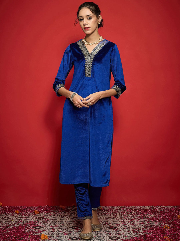Shae by SASSAFRAS Women Embroidered Grandeur & Majestic Artwork Velvet Kurta