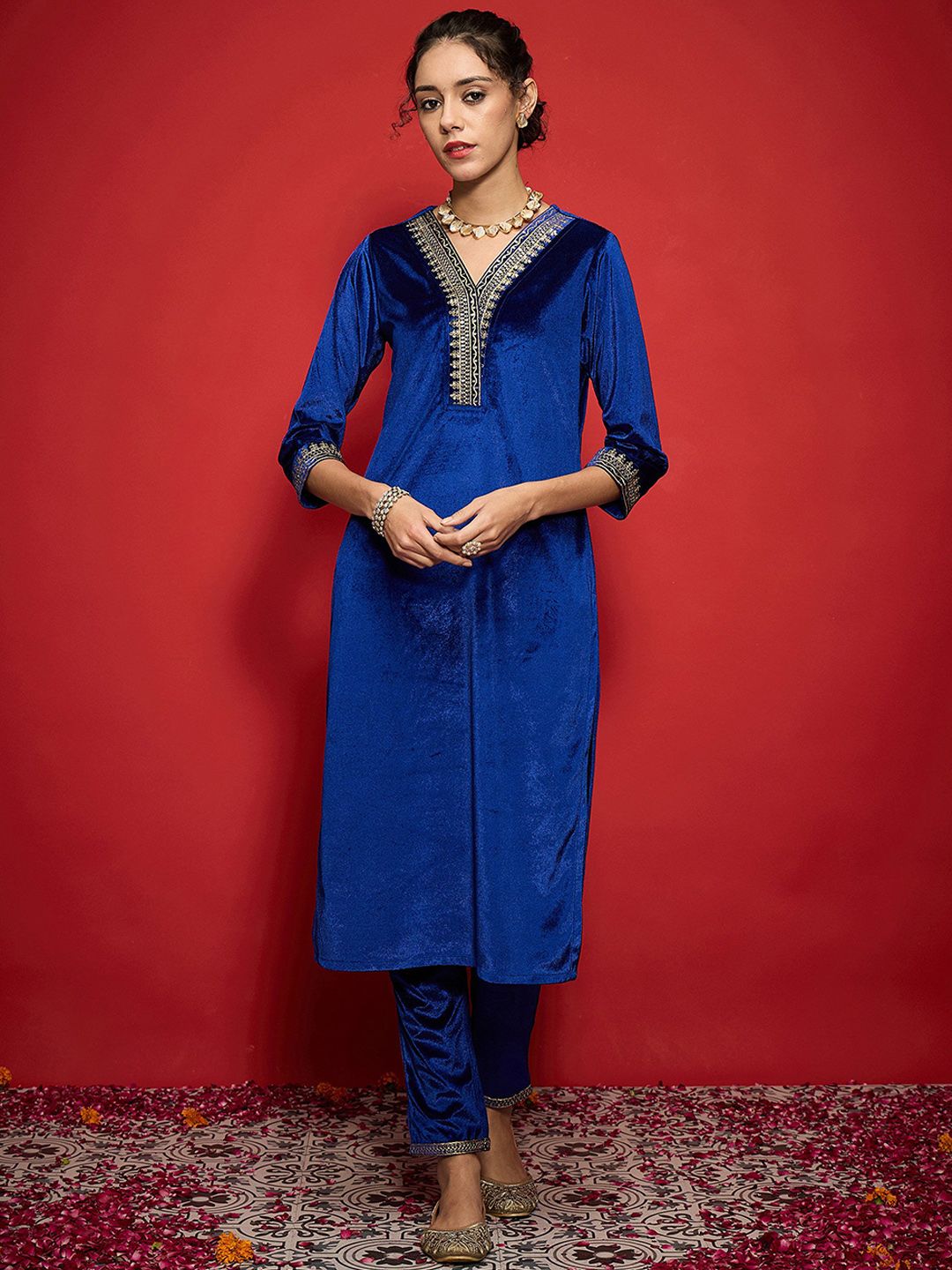 Shae by SASSAFRAS Women Embroidered Grandeur & Majestic Artwork Velvet Kurta