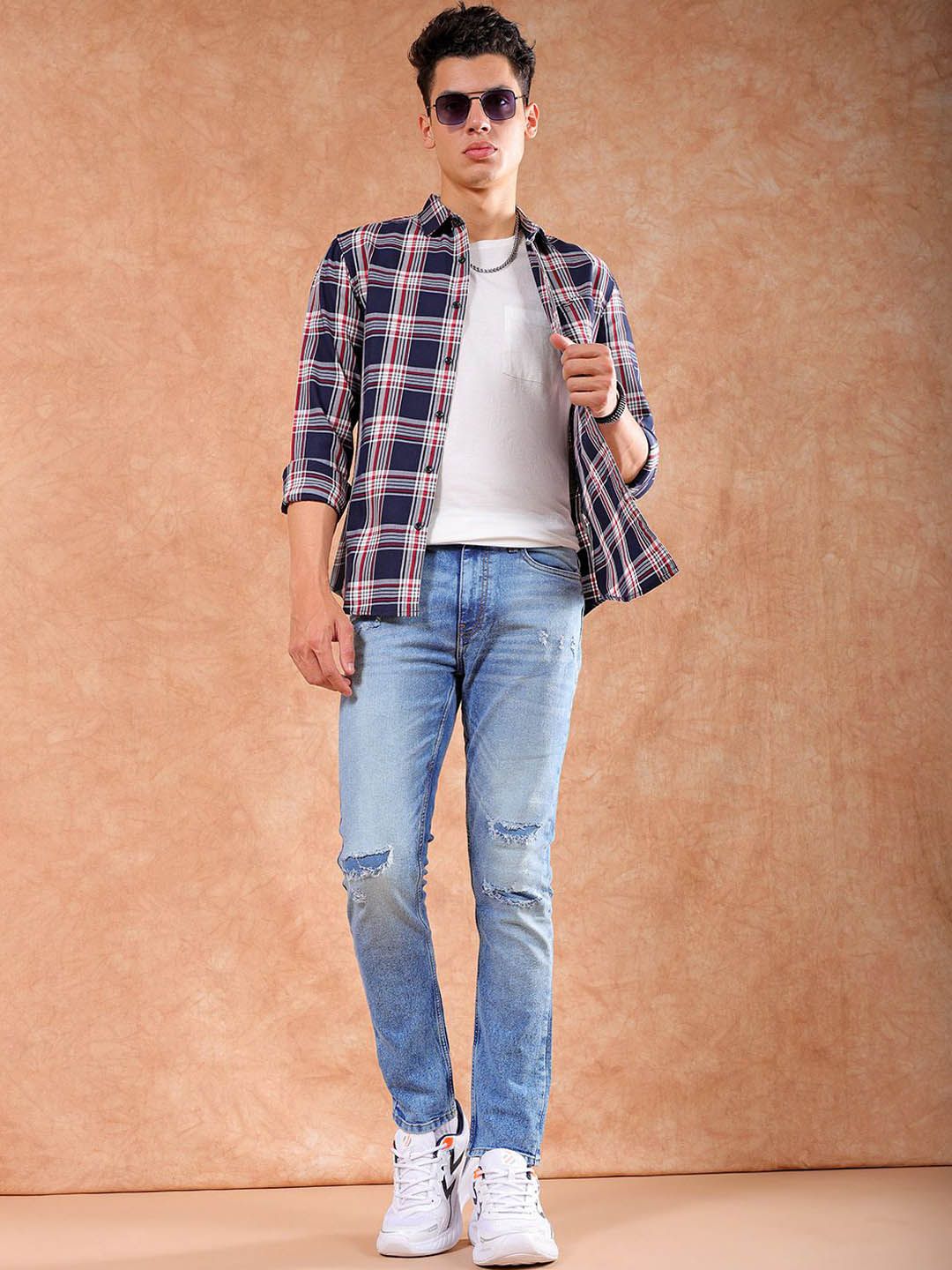 The Indian Garage Co Men Slim Fit Mildly Distressed Heavy Fade Stretchable Jeans