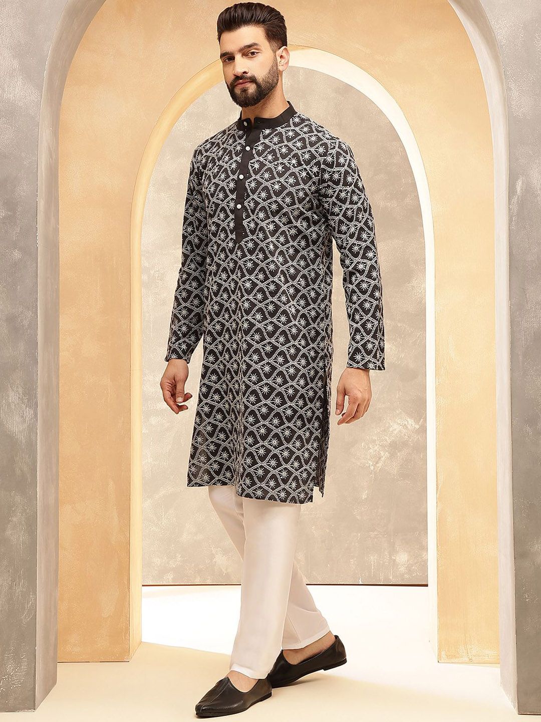 Anouk Kurta Lurus Bersulam Geometri Hitam Putih Kolar