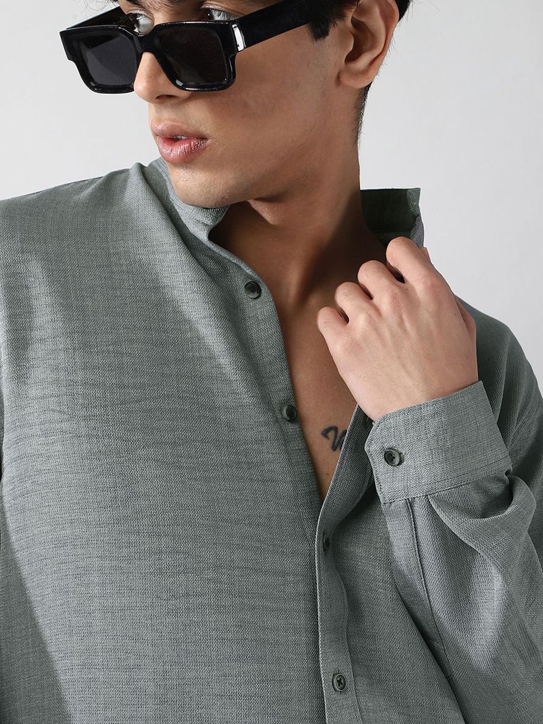 Urbano Fashion Men Metallic Blue Solid Linen Full Sleeve Relaxed Fit Mandarin Collar Casual Shirt