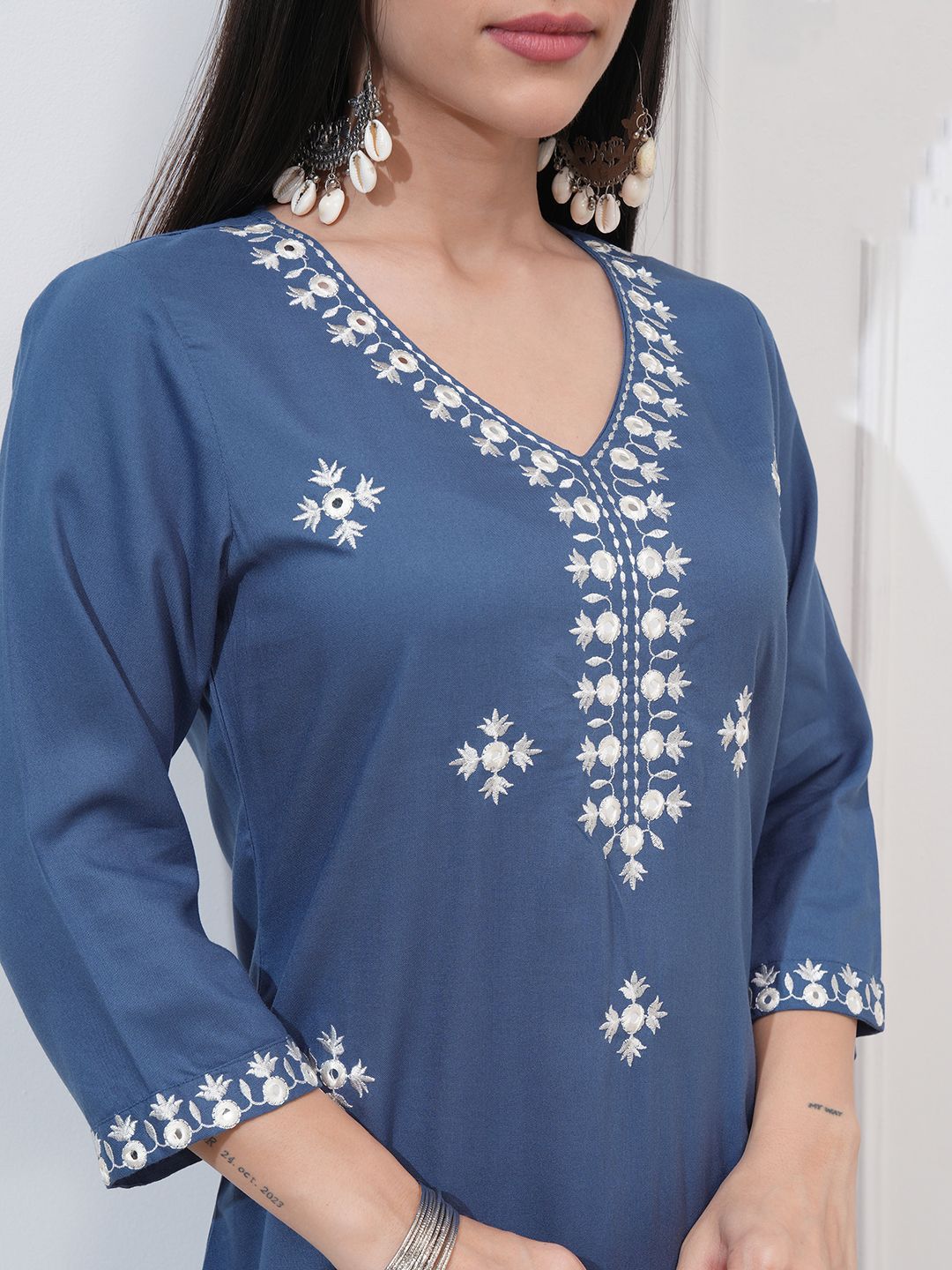 Vishudh Women Straight V Neck Kurta