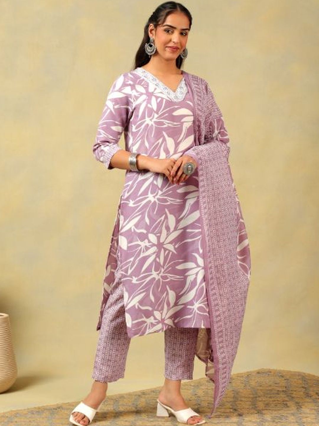 Mamicha Women Floral Printed Regular Thread Work Pure Cotton Kurta with Trousers & With Dupatta