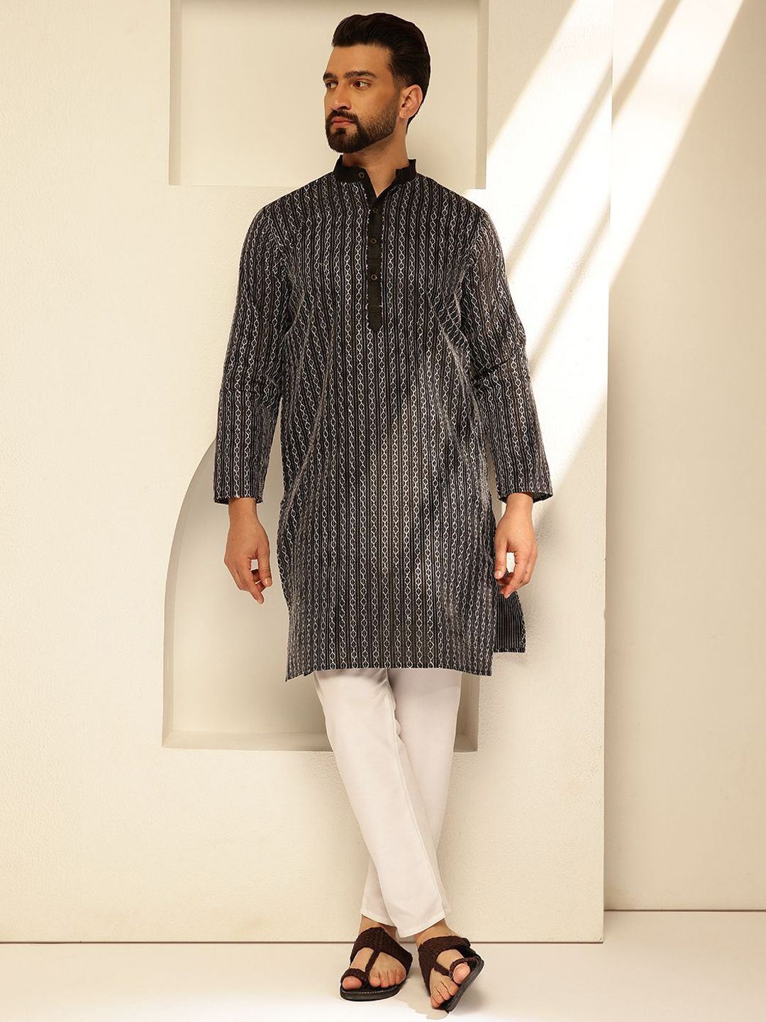 SOJANYA Geometric Embroidered Thread Work Straight Kurta