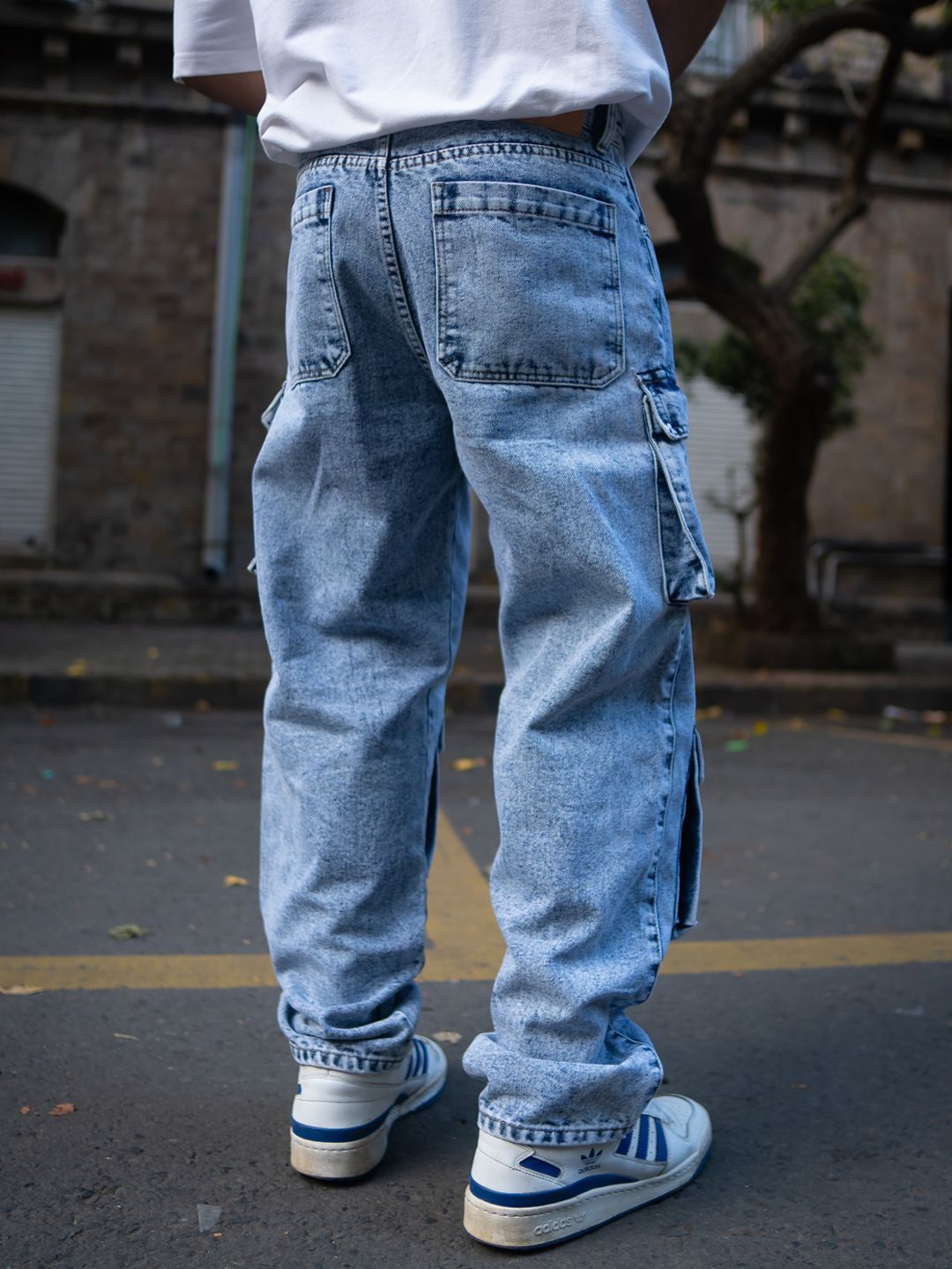 Lelaki Powerlook santai sesuai dengan jeans kargo denim yang sesuai