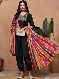 Kalini Reka Bentuk Kukus Floral Sequinned Lurus Kurta dengan Salwar & Dupatta