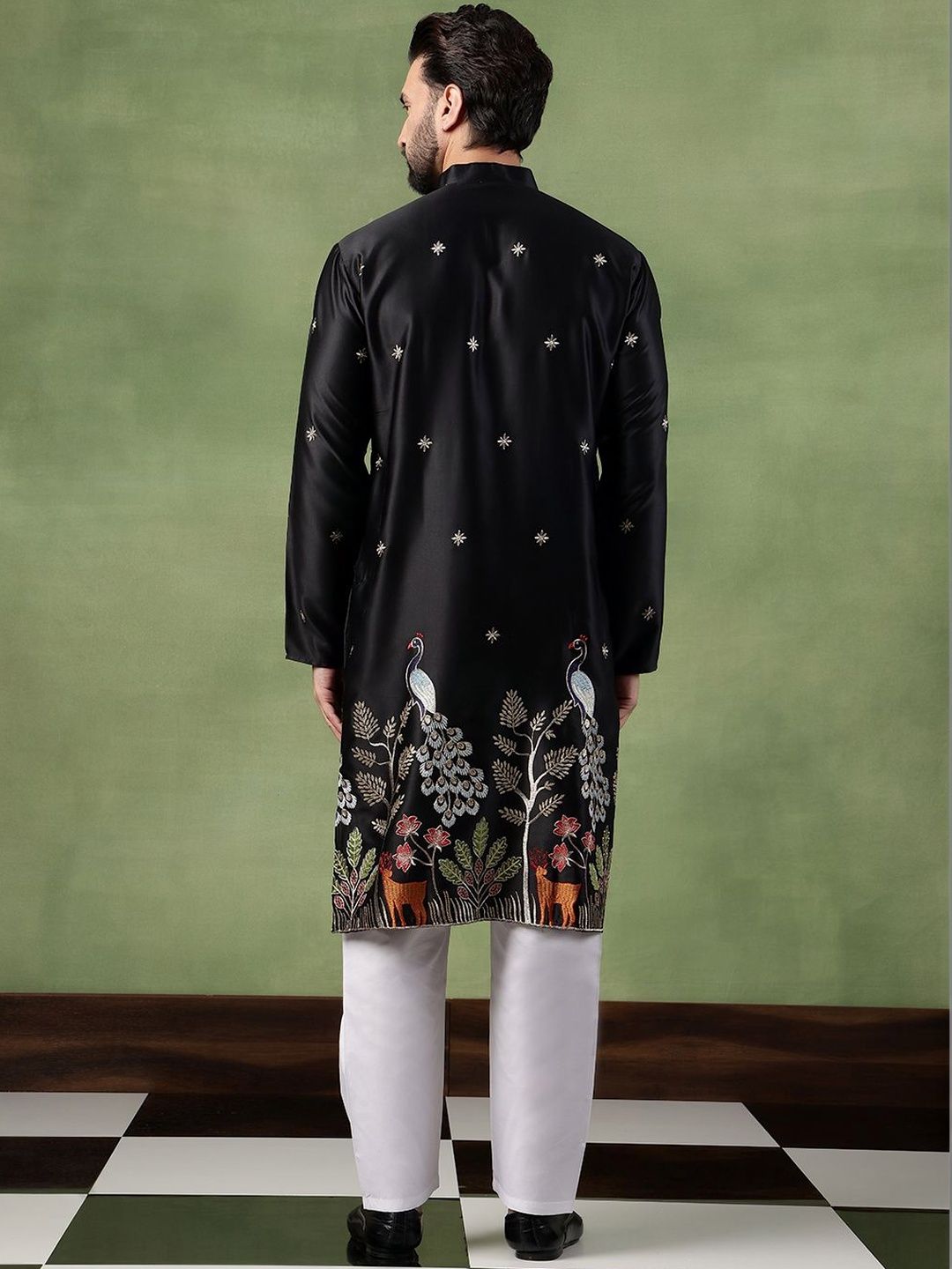 SOJANYA Men Floral Embroidered Thread Work Kurta