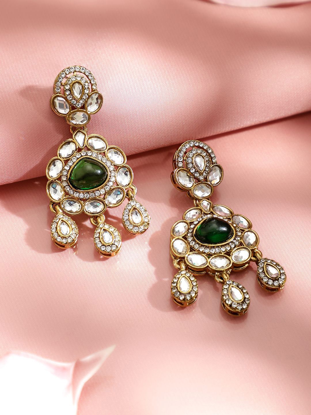Rubans 22K Emas Emerald Green & White Kundan dan Zirkonia Candelier Anting-anting