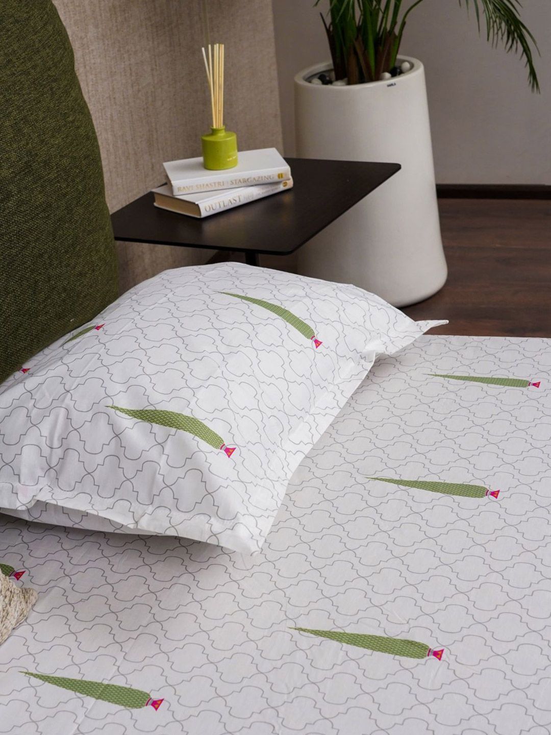 URBAN SPACE Green & White Floral 200 TC Queen Bedsheet with 2 Pillow Covers