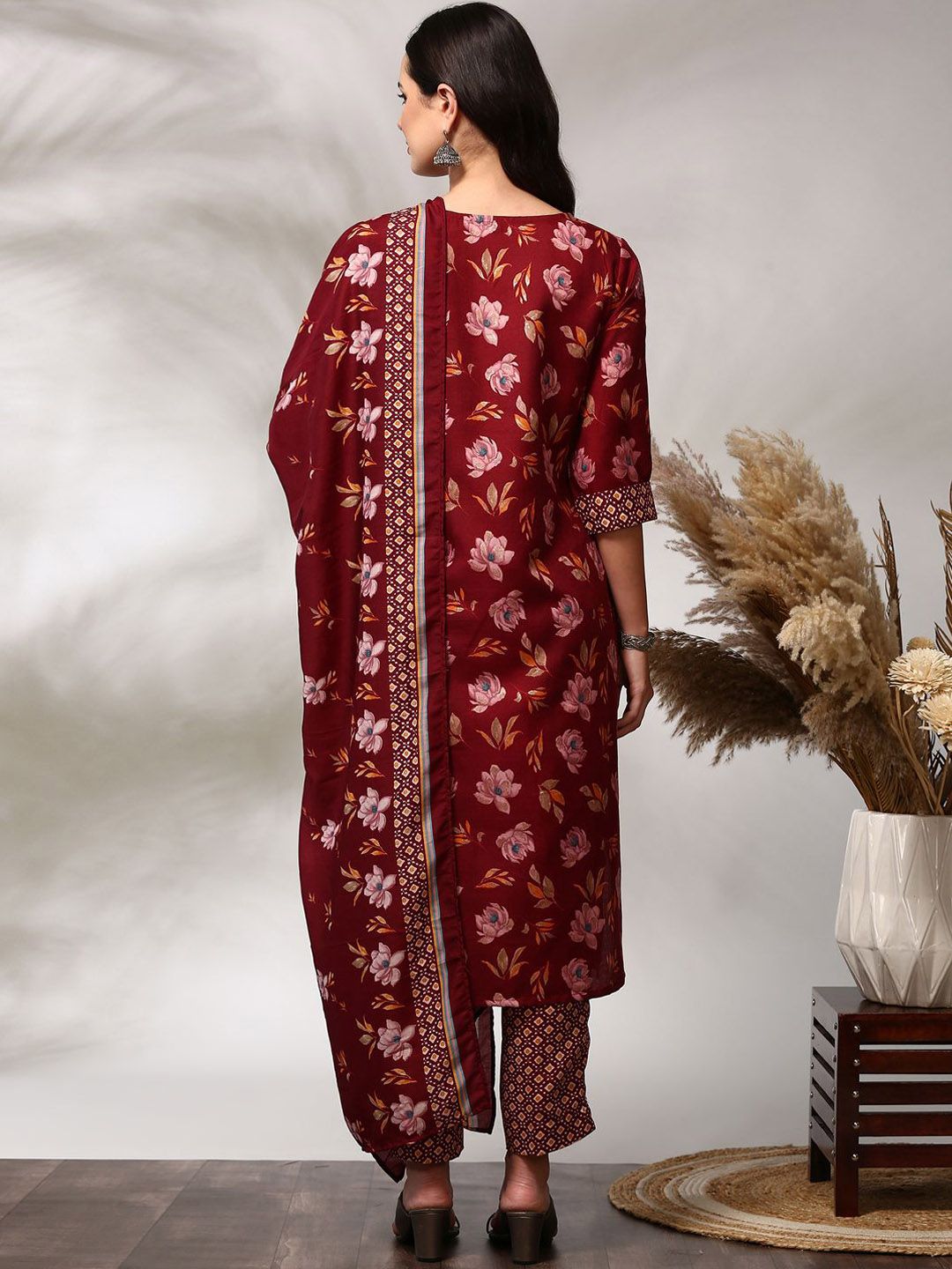 Anouk Floral Printed Thread Work Kurta Lurus Lurus Kurta dengan Seluar & Dupatta