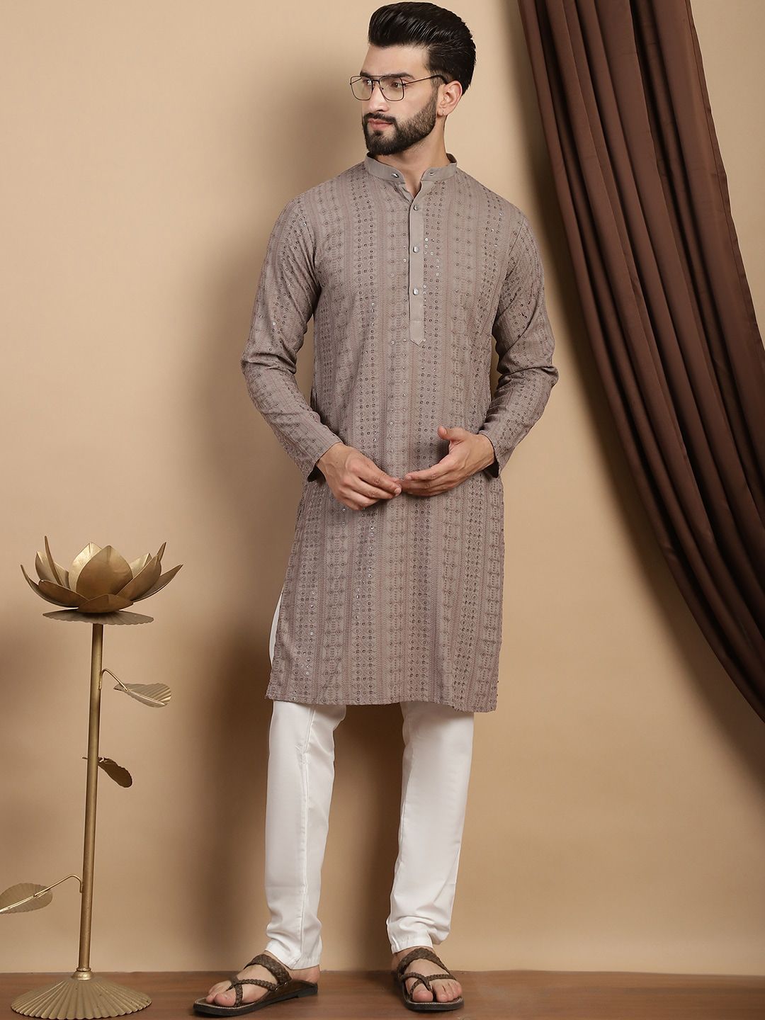 Anouk Sulam Labuci Kapas Tulen Mandarin Collar Straight Fusion Kurta dengan Churidar