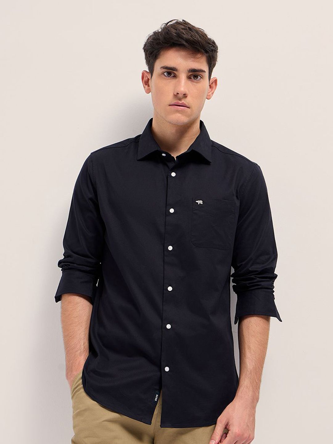 THE BEAR HOUSE Men Spread Collar Solid Cotton Tailored Fit Casual Shirt