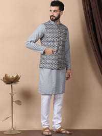 Anouk Grey Floral Sulam Benang Berfungsi Kurta Kapas Tulen dengan Jaket Churidar & Nehru
