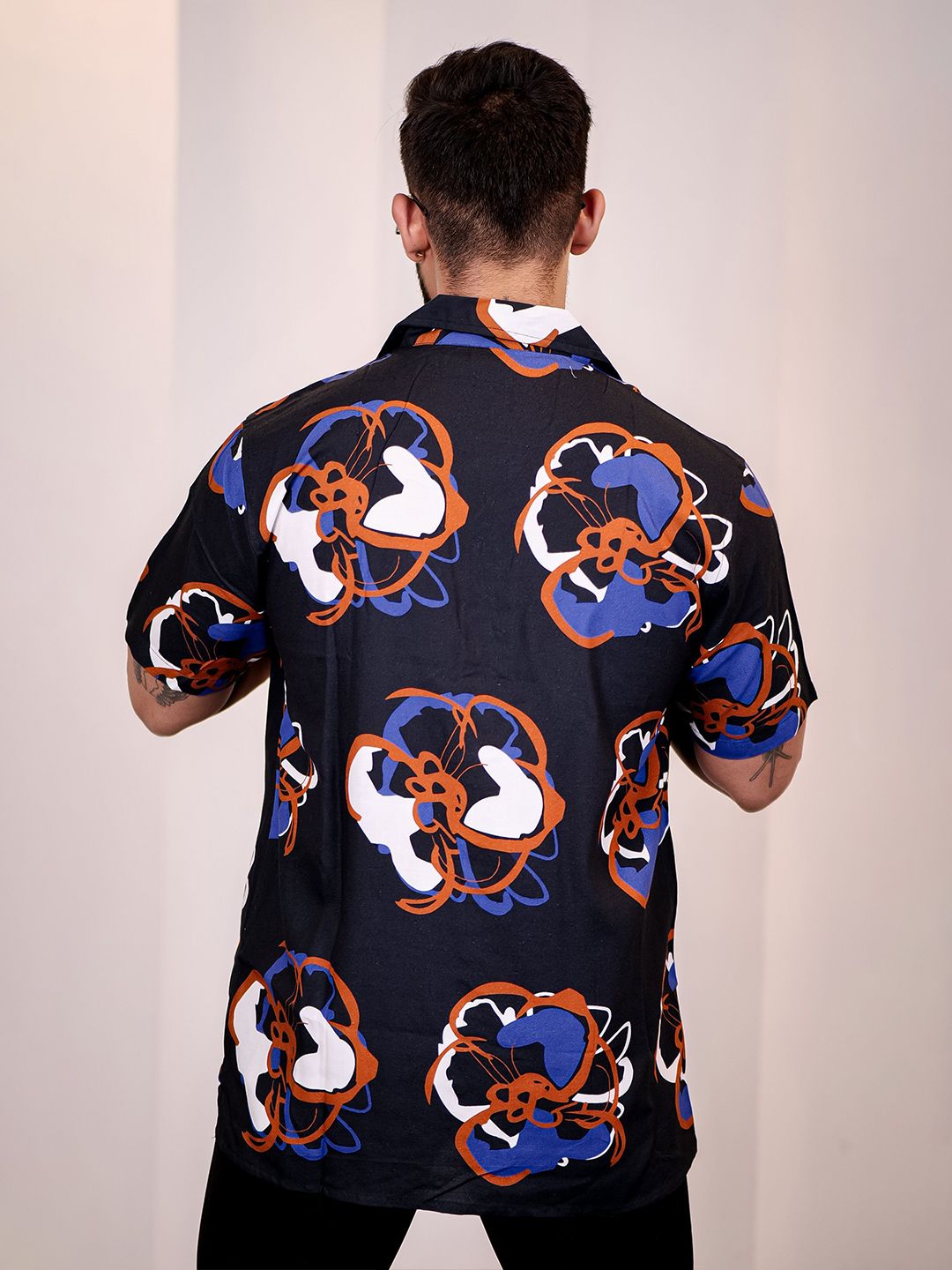 Eszett Graphic Printed Spread Collar Lengan Pendek Baju Kasual Fit Biasa