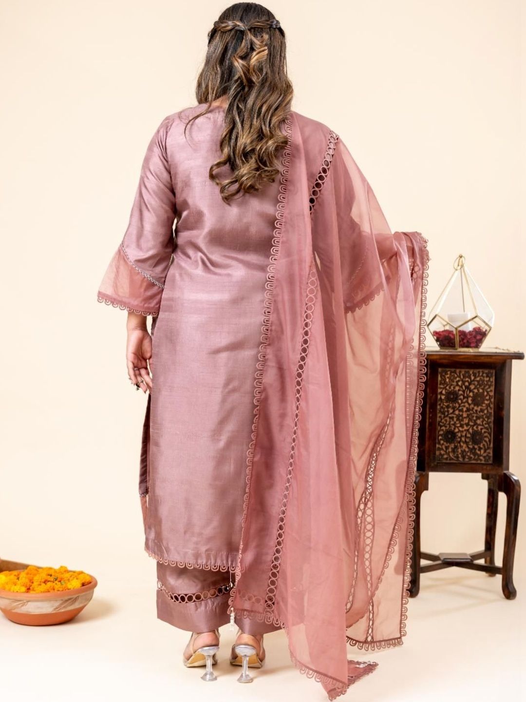 Mamicha Embroidered V-Neck Kurta Set