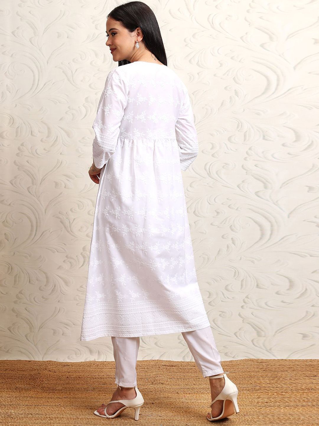 Vishudh Women Floral Embrioderd Kurta
