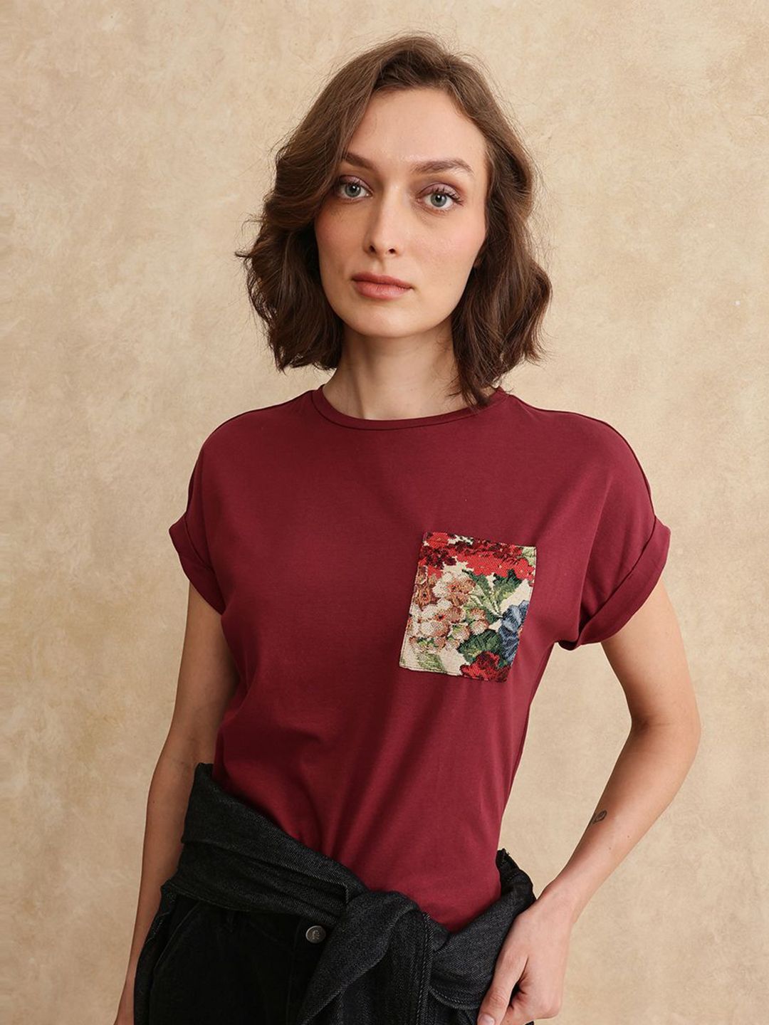 T-Shirt Poket Wanita yang Rareism Printed