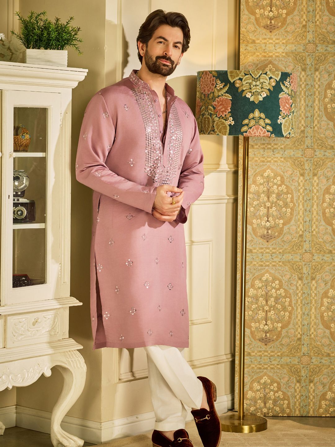 SOJANYA Men Embroidered Mirror Work Kurta