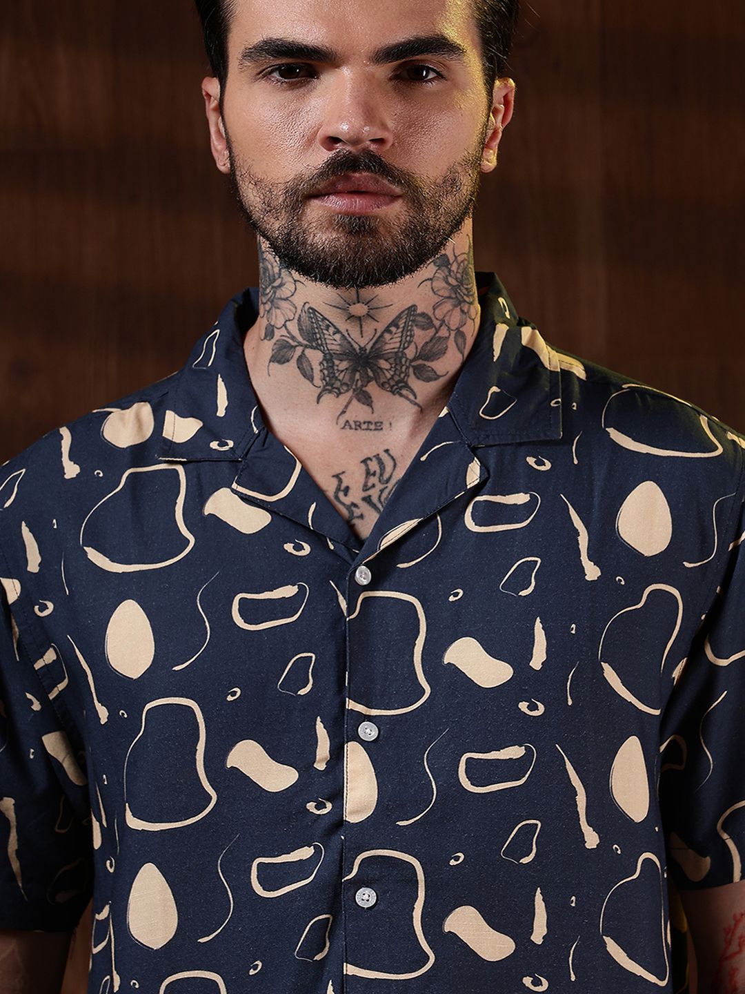 Baju Kasual Kapas Kolar Cuba Eszett Bercetak Abstrak
