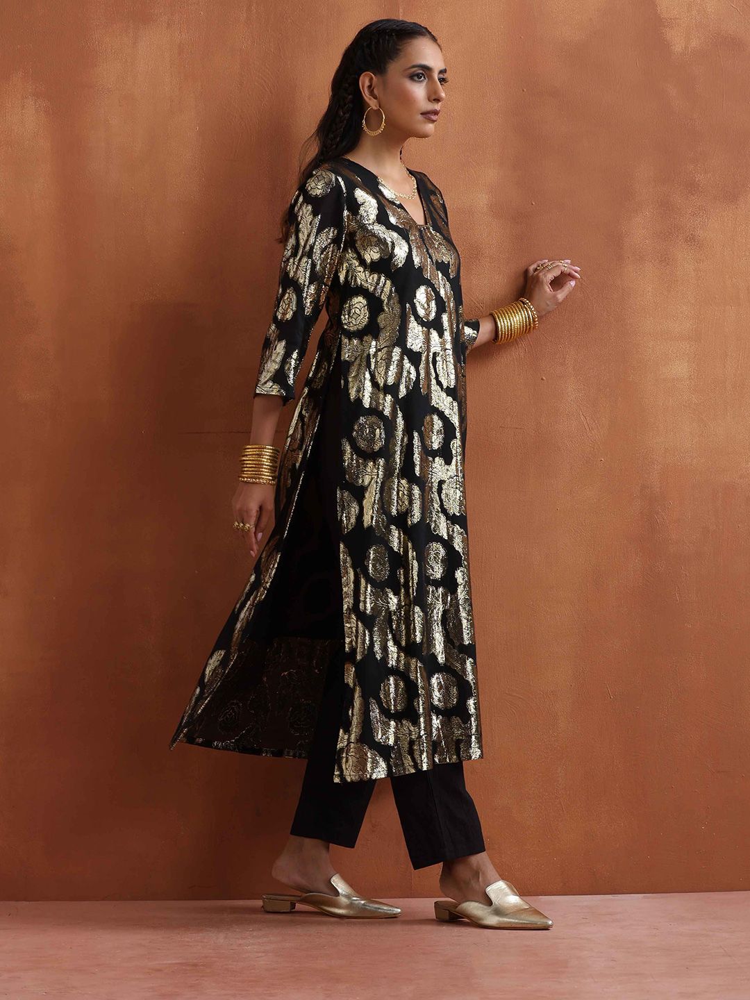 trueBrowns Floral Woven Design Straight High Slit Zari Brocade Kurta with Trousers