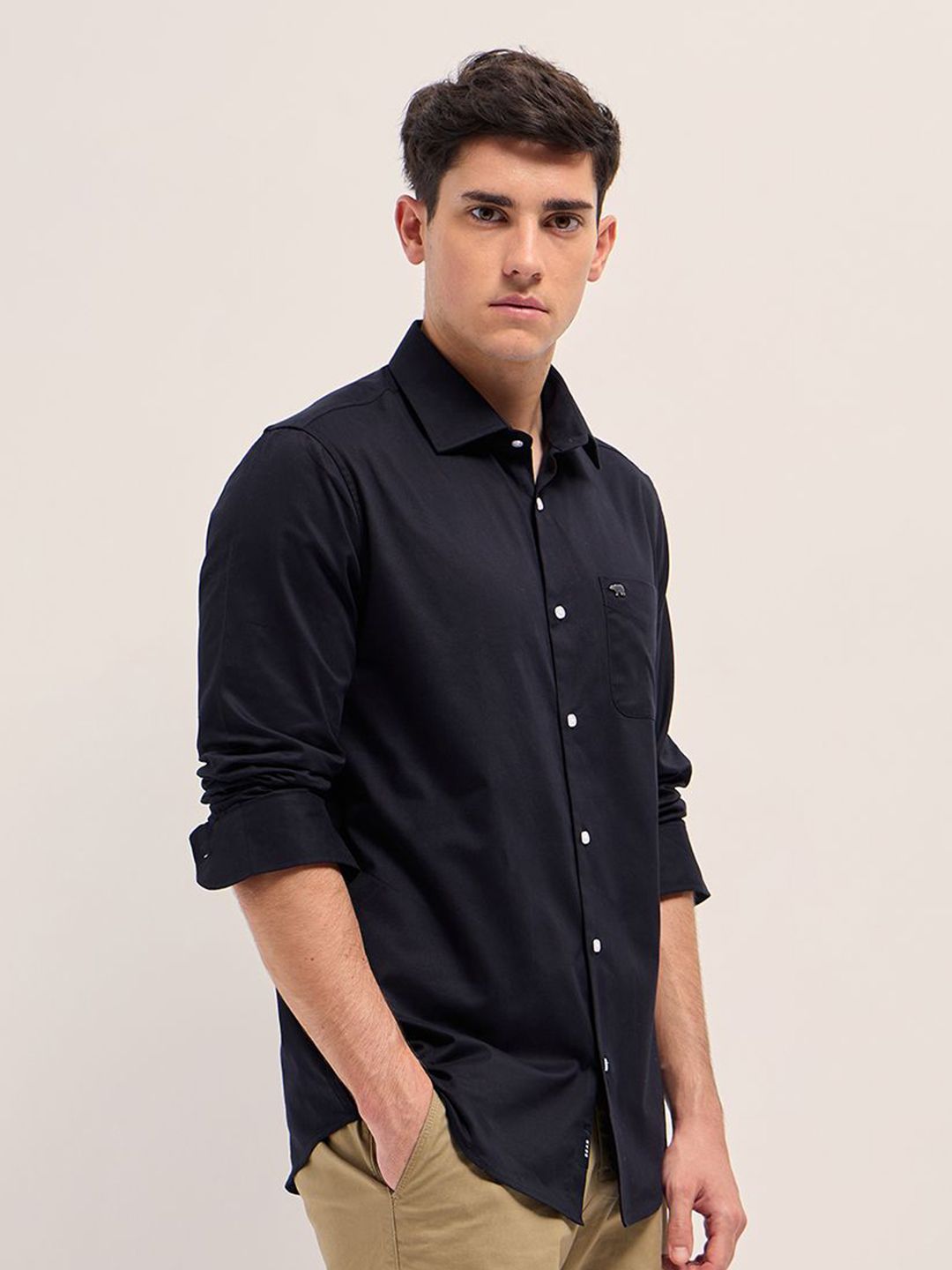 THE BEAR HOUSE Men Spread Collar Solid Cotton Tailored Fit Casual Shirt