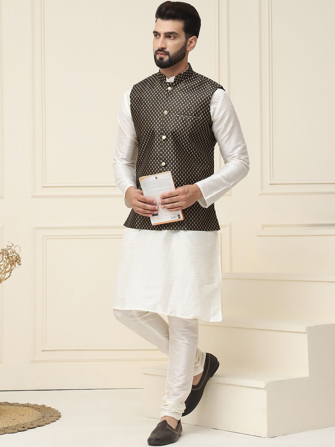 SOJANYA Mandarin Collar Silk Cotton Straight Kurta dengan jaket Churidar & Nehru