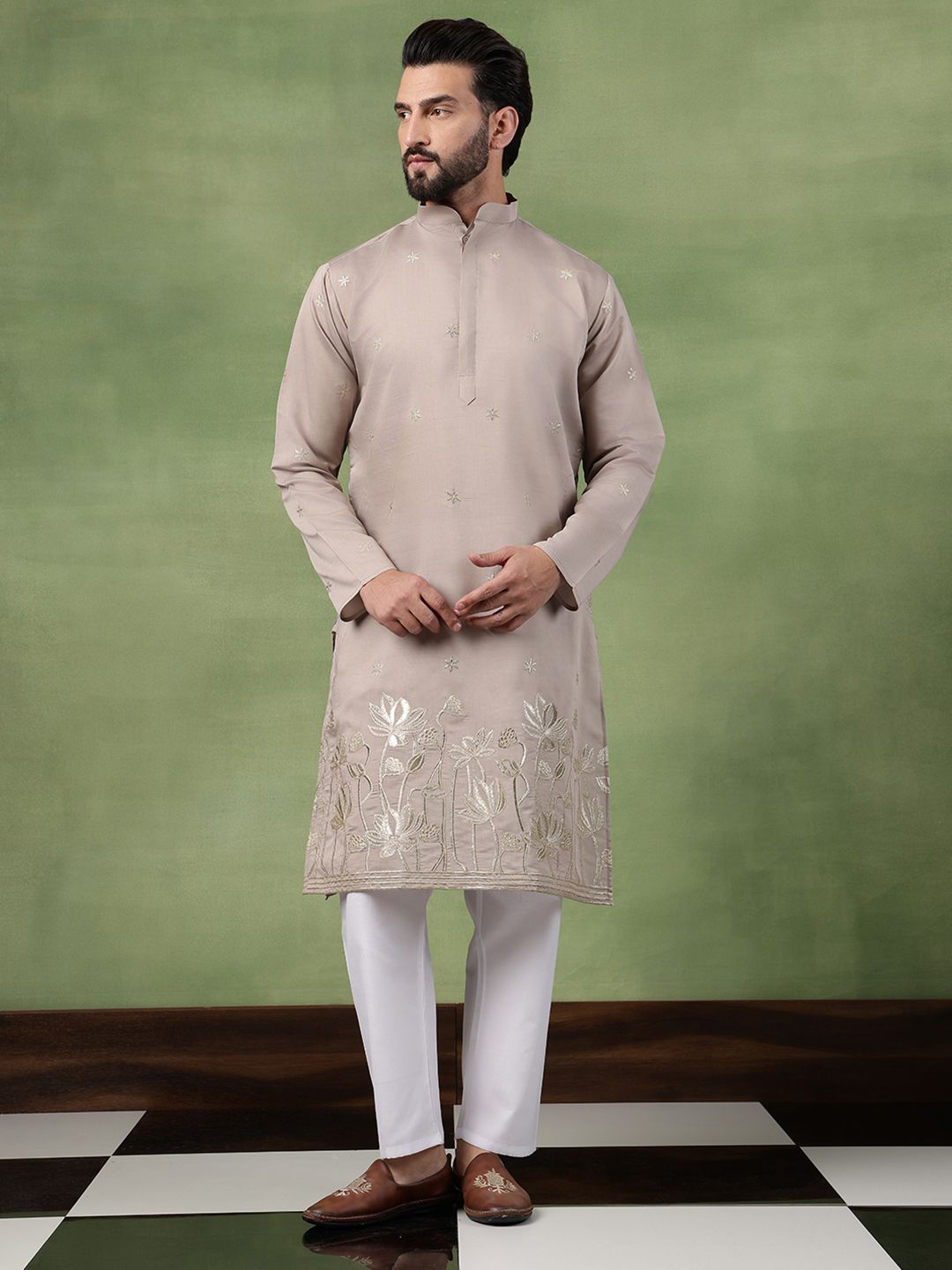 SOJANYA Men Floral Embroidered Kurta