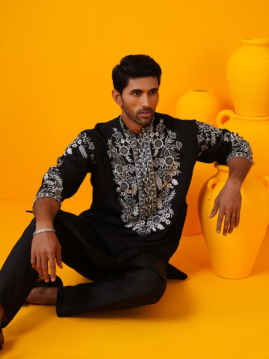SOJANYA LUXE Kolar Mandarin Sulam Bunga Berlabuci Kurta Lurus Dengan Seluar