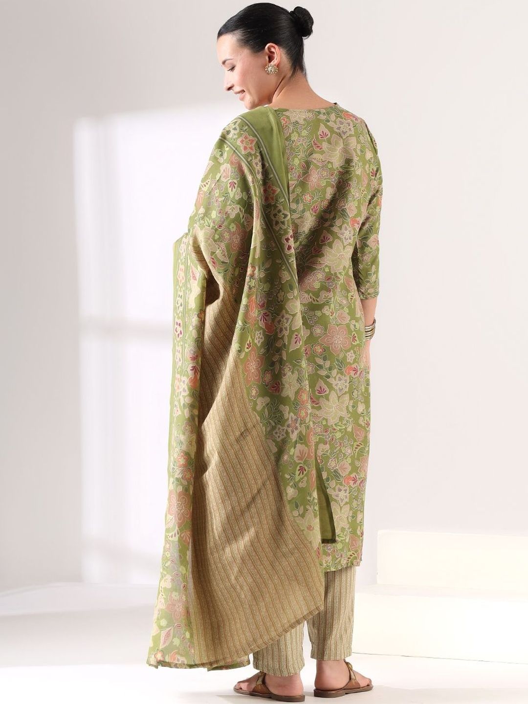 Mamicha Women Floral Printed Regular Thread Work Kurta with Trousers & With Dupatta