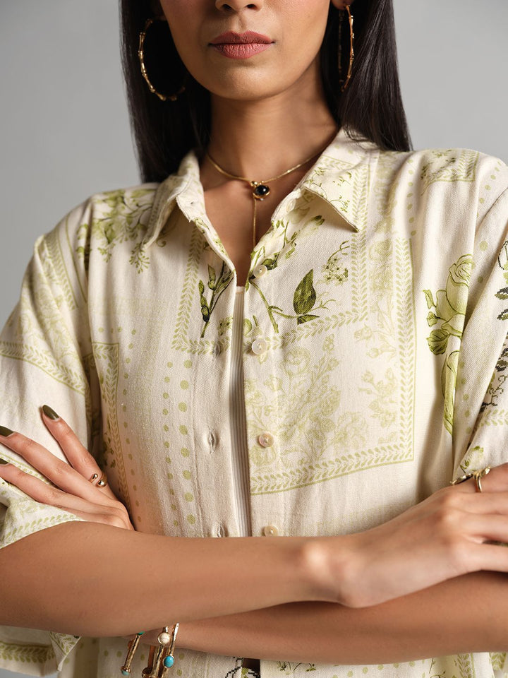 Dan baju baju baju bercetak dengan seluar pendek
